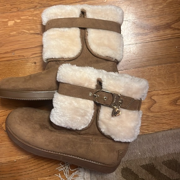 Guess ladies booties NWOT, camel color, brass accessories size 7 1/2 medium - Picture 7 of 14